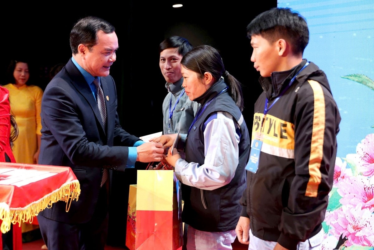 Nguyen Dinh Khang, a Vietnami Általános Munkásszövetség elnöke ajándékokat adott át a Tetnek a programon részt vevő munkásoknak, köztisztviselőknek és munkásoknak.