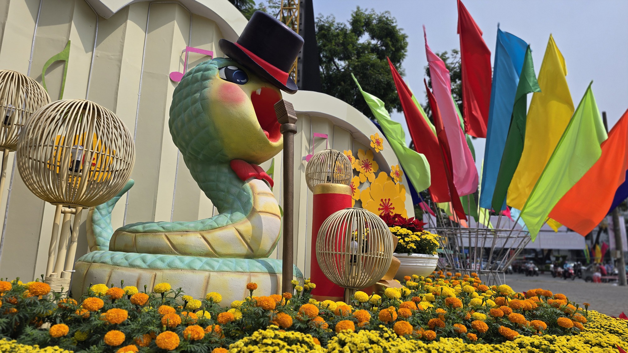 Mascottes de serpents occidentales : Chaque endroit a son propre style, du mignon au majestueux - Photo 2. Linh vật rắn miền Tây: Mỗi nơi mỗi vẻ, từ dễ thương đến uy nghiêm- Ảnh 2.