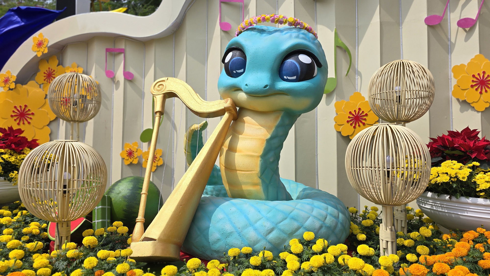 Mascottes de serpents occidentales : Chaque endroit a son propre style, du mignon au majestueux - Photo 3. Linh vật rắn miền Tây: Mỗi nơi mỗi vẻ, từ dễ thương đến uy nghiêm- Ảnh 3.