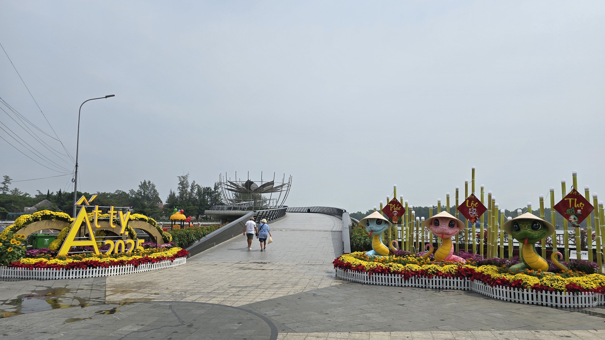 Mascottes de serpents occidentales : Chaque endroit a son propre style, du mignon au majestueux - Photo 4. Linh vật rắn miền Tây: Mỗi nơi mỗi vẻ, từ dễ thương đến uy nghiêm- Ảnh 4.