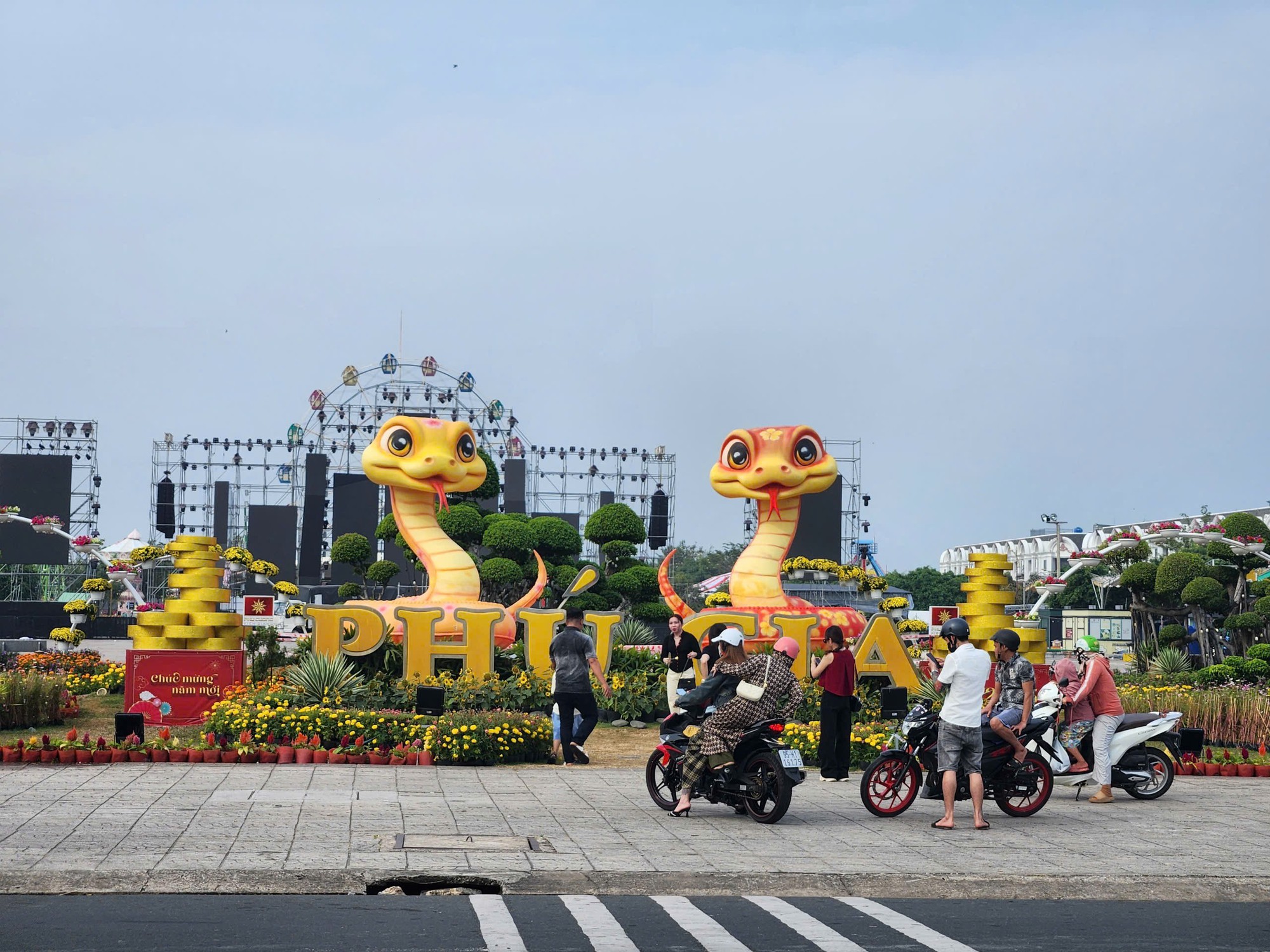 Mascottes de serpents occidentales : Chaque endroit a son propre style, du mignon au majestueux - Photo 6. Linh vật rắn miền Tây: Mỗi nơi mỗi vẻ, từ dễ thương đến uy nghiêm- Ảnh 6.
