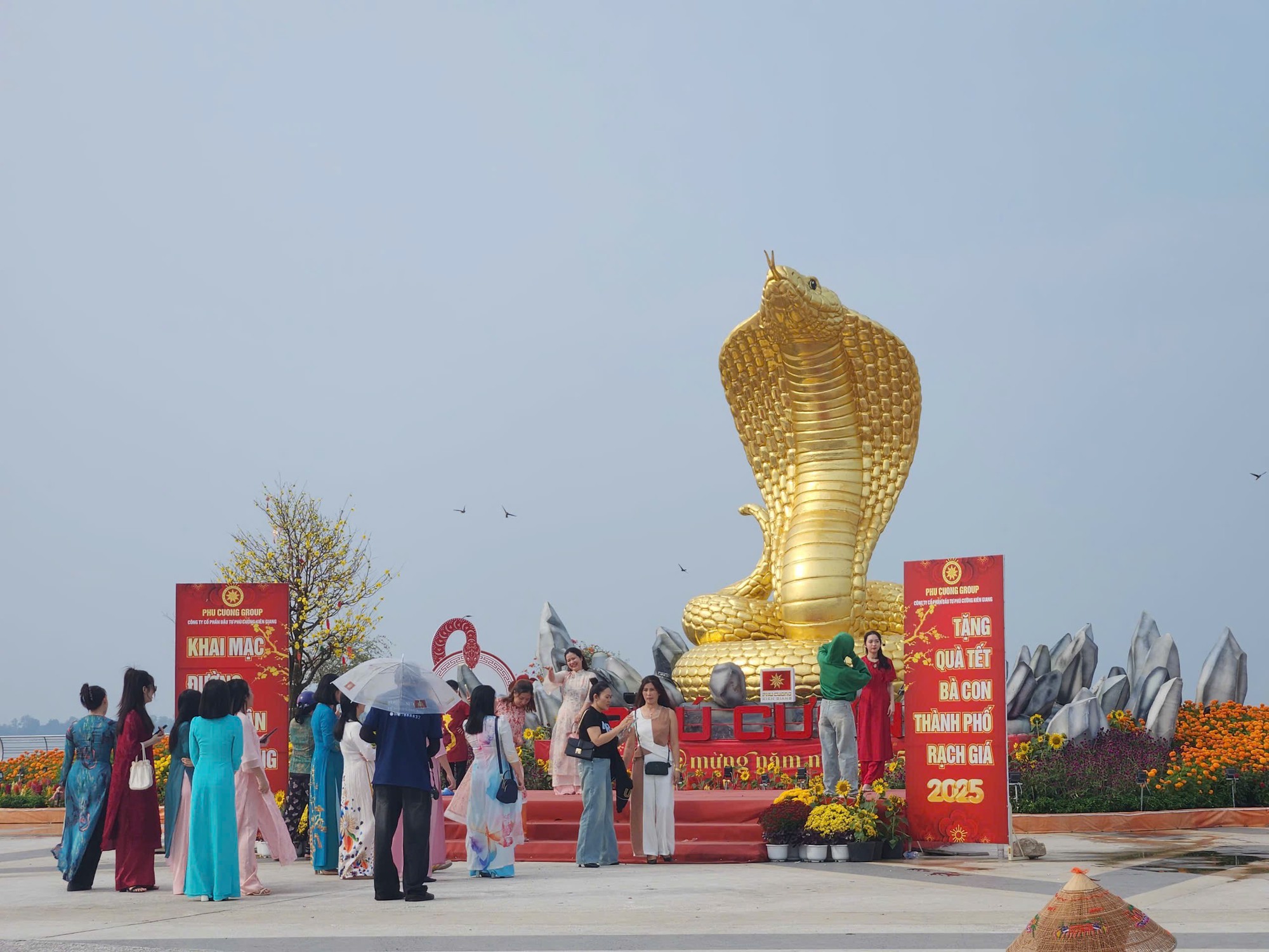 Mascottes de serpents occidentales : Chaque endroit a son propre style, du mignon au majestueux - Photo 7. Linh vật rắn miền Tây: Mỗi nơi mỗi vẻ, từ dễ thương đến uy nghiêm- Ảnh 7.