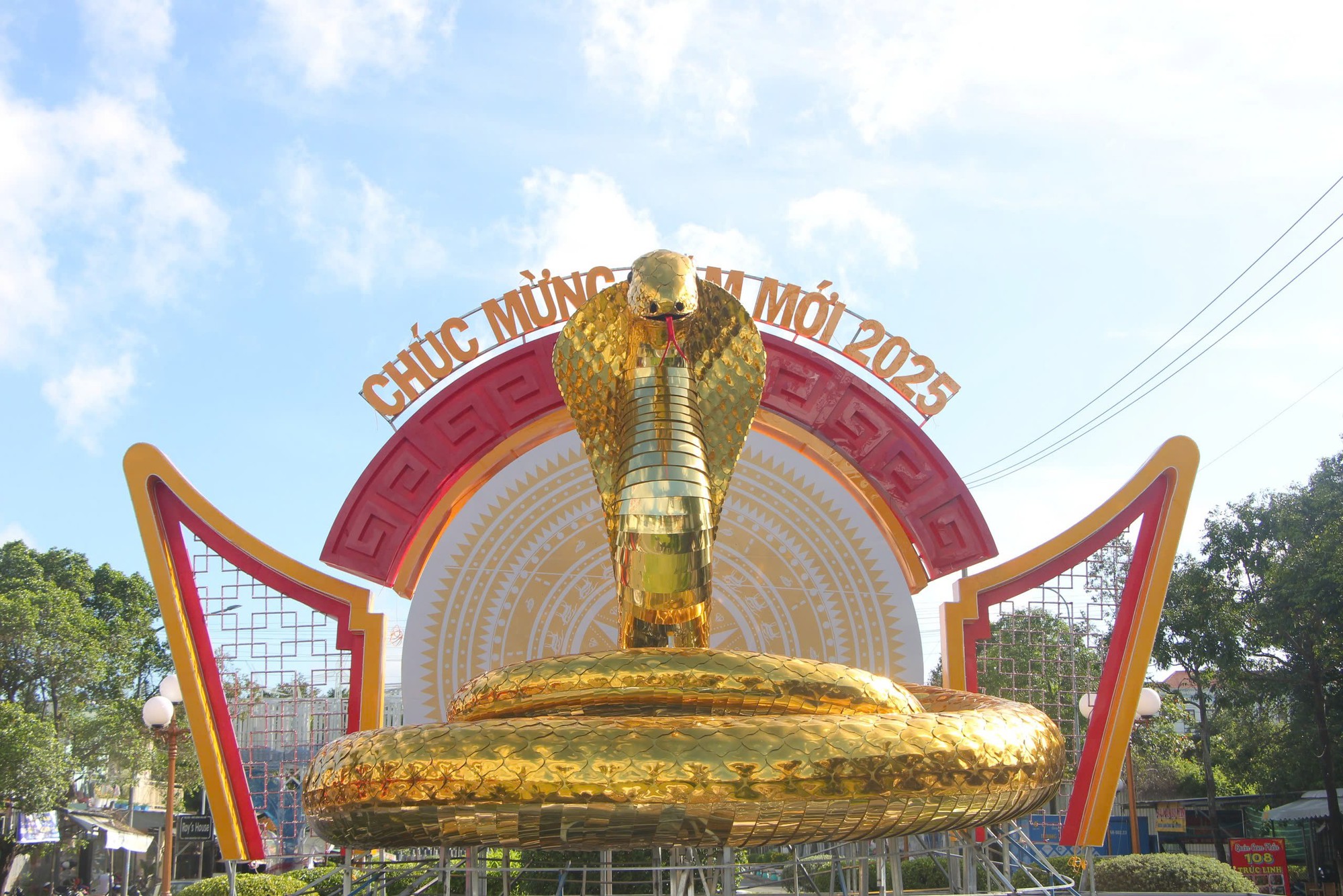 Mascottes de serpents occidentales : Chaque endroit a son propre style, du mignon au majestueux - Photo 8. Linh vật rắn miền Tây: Mỗi nơi mỗi vẻ, từ dễ thương đến uy nghiêm- Ảnh 8.