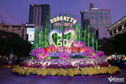 W-Nguyen Hue Flower Street, HCMC.jpeg