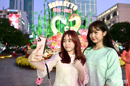 W-Nguyen Hue Flower Street, HCMC.jpeg