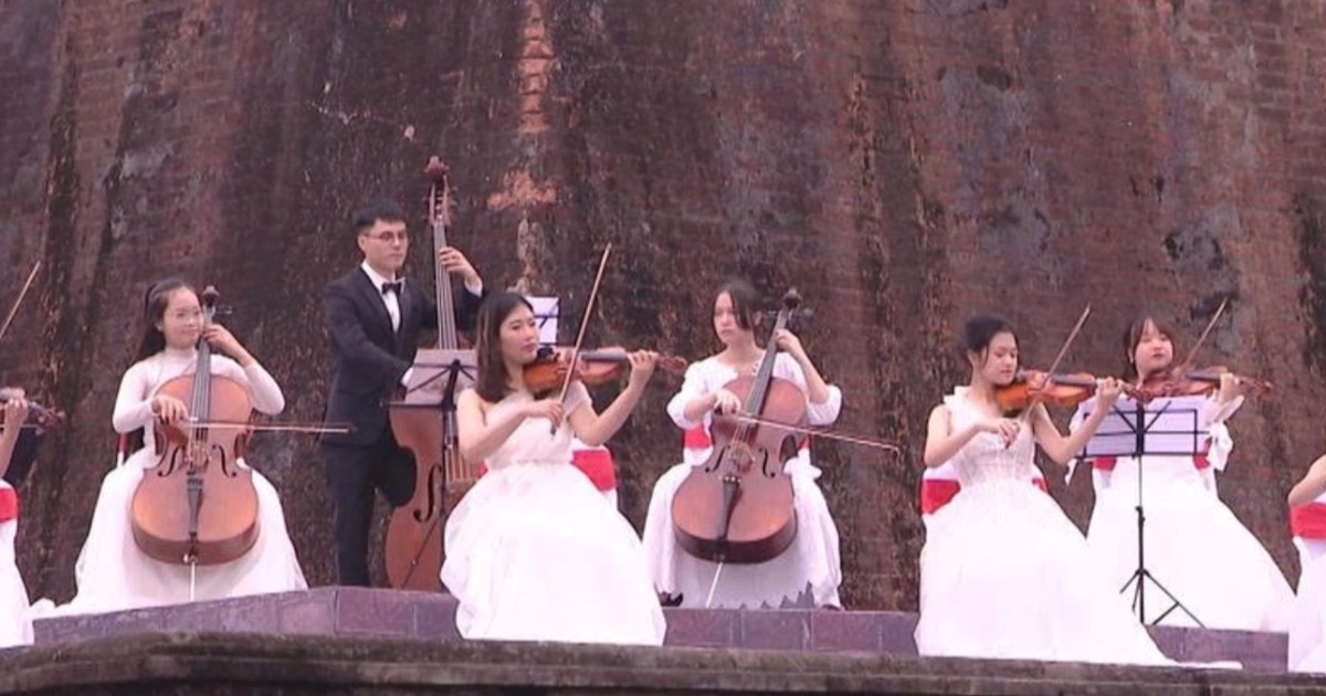 "New Year Concert 2025" resounds from Hanoi Flag Tower on the first day of Tet