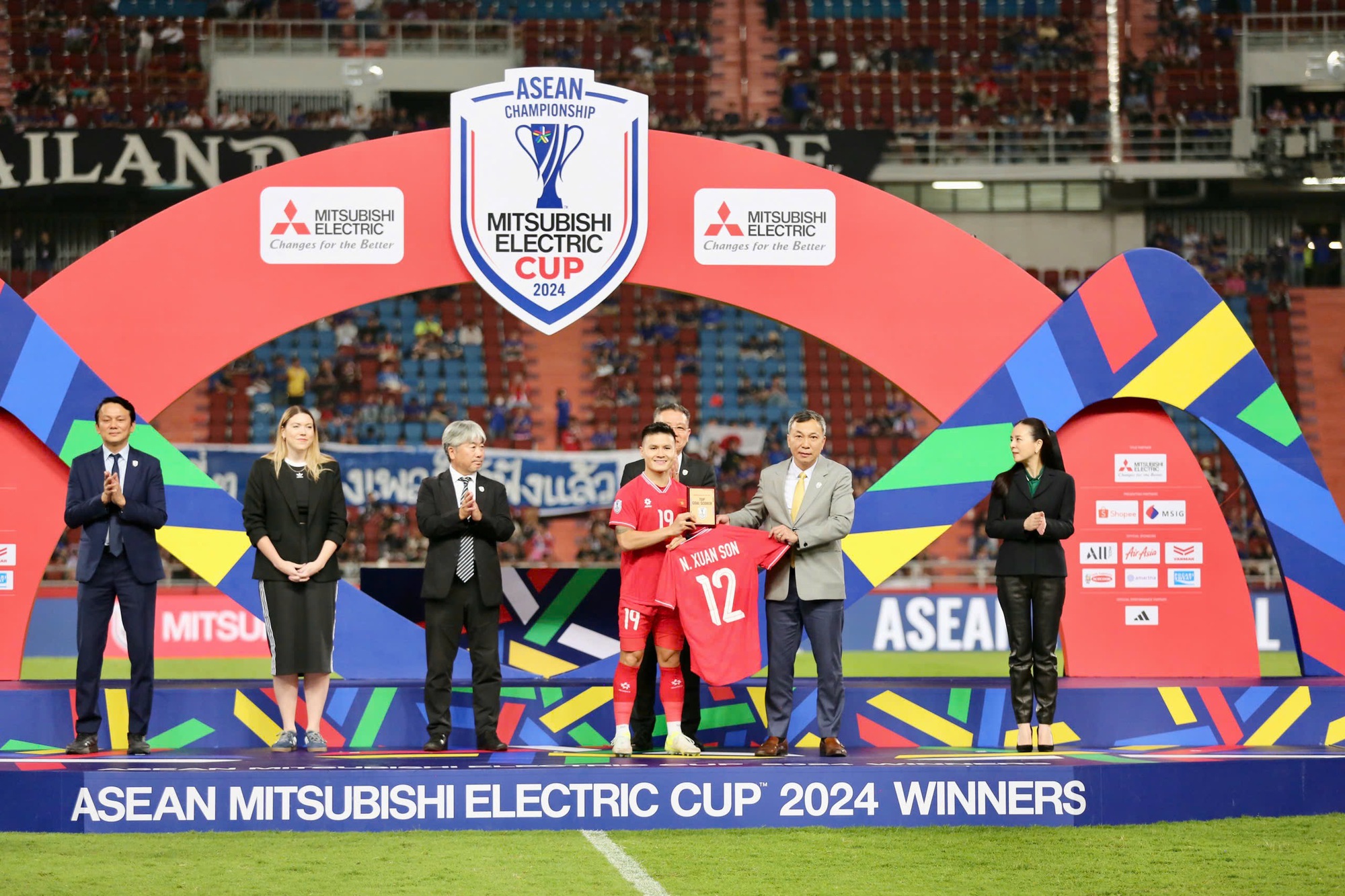 Madam Pang ra tay 'làm mọi thứ', quyết đưa đội bóng Thái Lan đoạt vé World Cup- Ảnh 1. Madam Pang ra tay 'làm mọi thứ', quyết đưa đội bóng Thái Lan đoạt vé World Cup- Ảnh 1.