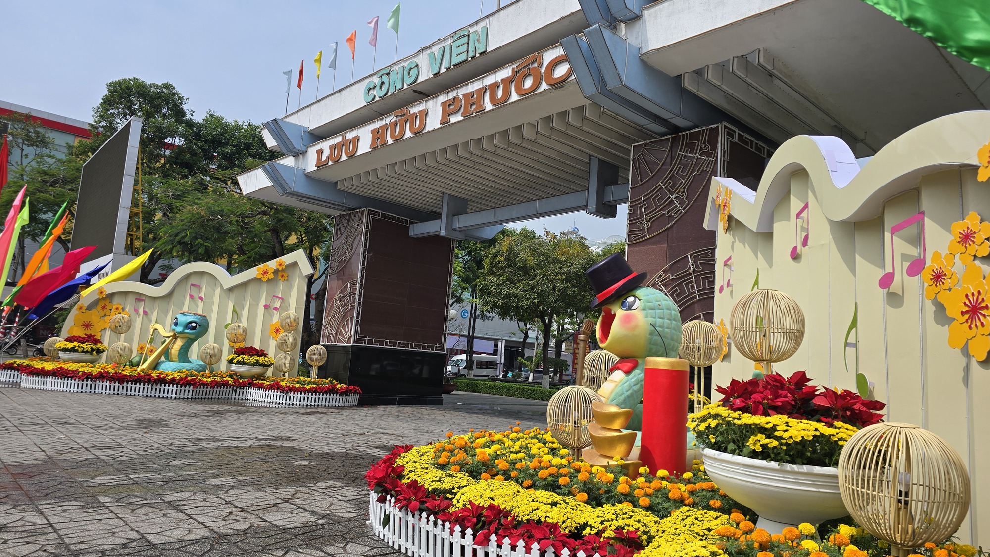 Mascottes de serpents occidentales : Chaque endroit a son propre style, du mignon au majestueux - Photo 1. Linh vật rắn miền Tây: Mỗi nơi mỗi vẻ, từ dễ thương đến uy nghiêm- Ảnh 1.