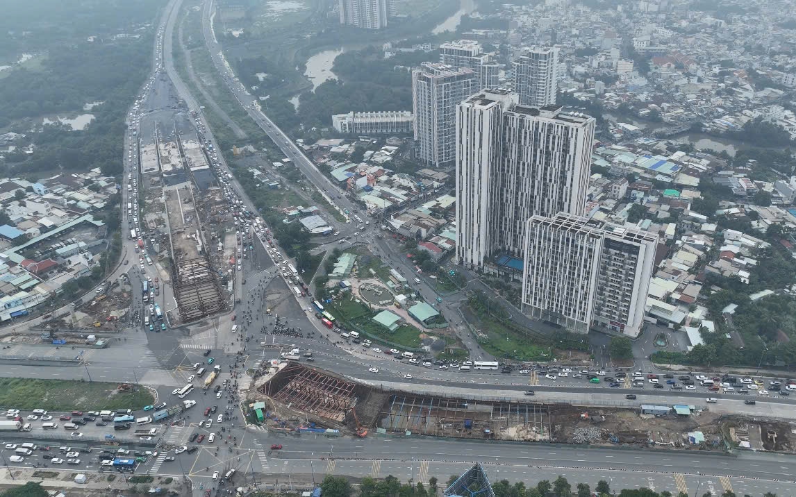 2025 میں ٹریفک کے لیے کھولنے کے لیے Tet کے دوران ایک Phu انٹرچینج تعمیر کی رفتار تیز کر رہا ہے - تصویر 20۔ Nút giao An Phú có tiến độ tốt nhưng vẫn vướng hơn 22.000m2 mặt bằng