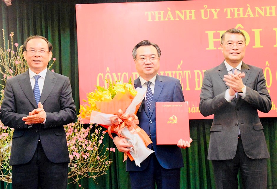 សមមិត្ត Nguyen Van Nen និងសមមិត្ត Le Minh Hung ជូនផ្កាអបអរសាទរសមមិត្ត Nguyen Thanh Nghi។