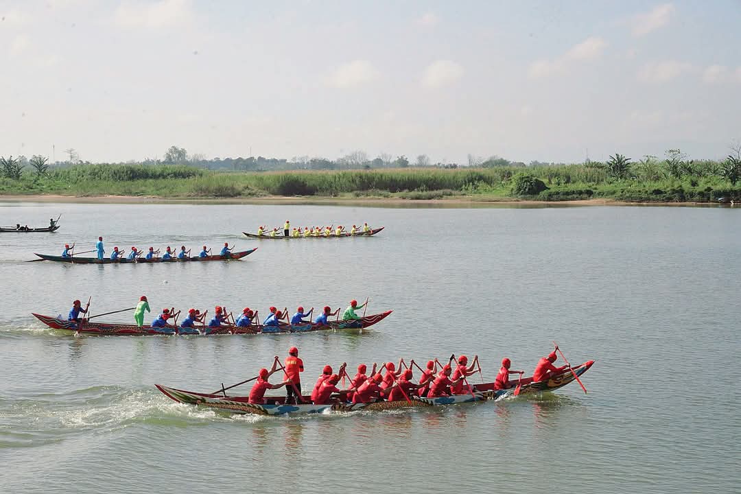 Festival balap perahu di sungai Tra Khuc menjadi warisan budaya takbenda nasional - Foto 2. Lễ hội đua thuyền trên sông Trà Khúc trở thành di sản văn hóa phi vật thể quốc gia- Ảnh 2.