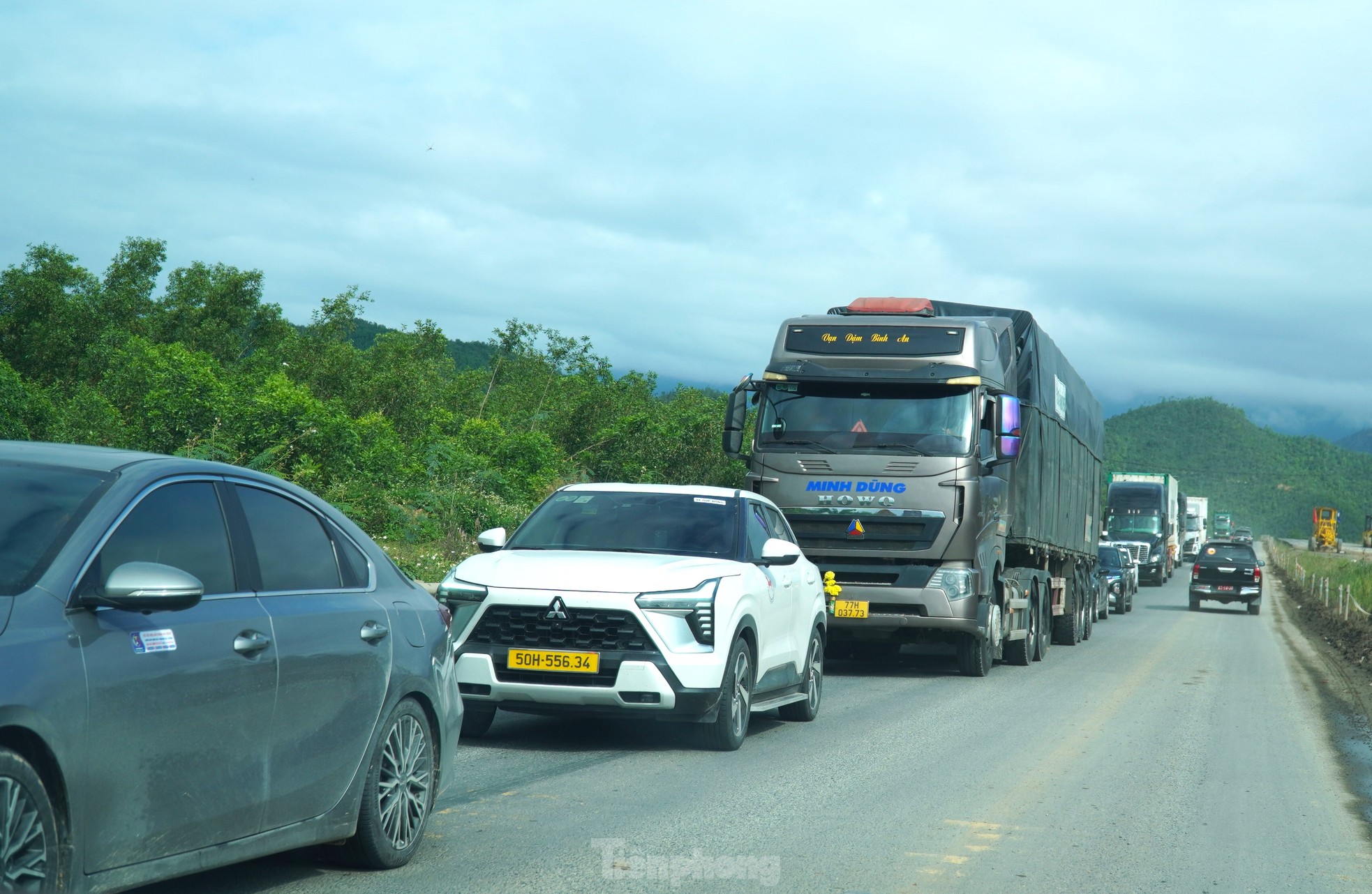 Autos bewegen sich nach und nach durch die Hoa Lien-Tuy Loan-Route, Foto 5