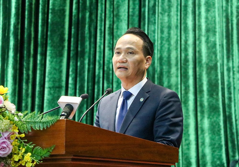 Η Μόνιμη Αναπληρώτρια Γραμματέας της Κομματικής Επιτροπής της πόλης Ντα Νανγκ, Νγκουγιέν Ντιν Βιν, ανέλαβε νέα θέση ως Γραμματέας της Κομματικής Επιτροπής των Κομματικών Υπηρεσιών της πόλης. Φωτογραφία: Λαϊκή Επιτροπή της πόλης Ντα Νανγκ.