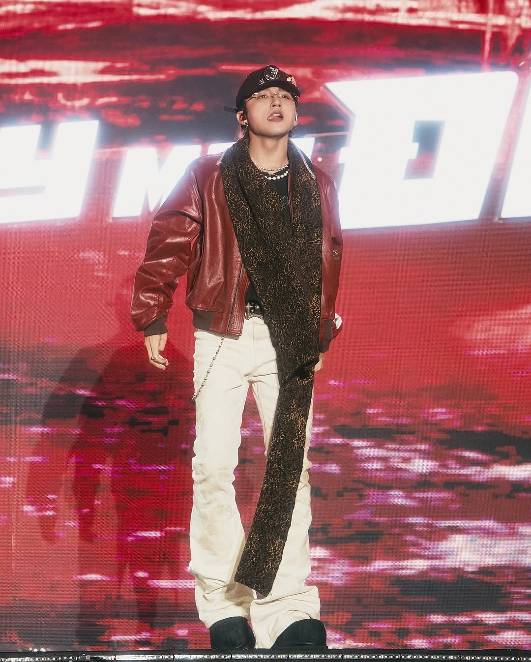 Sơn Tùng M-TP phối đồ cực chất với kiểu quần jeans kén người mặc - 5 Sơn Tùng M-TP phối đồ cực chất với kiểu quần jeans kén người mặc - 5