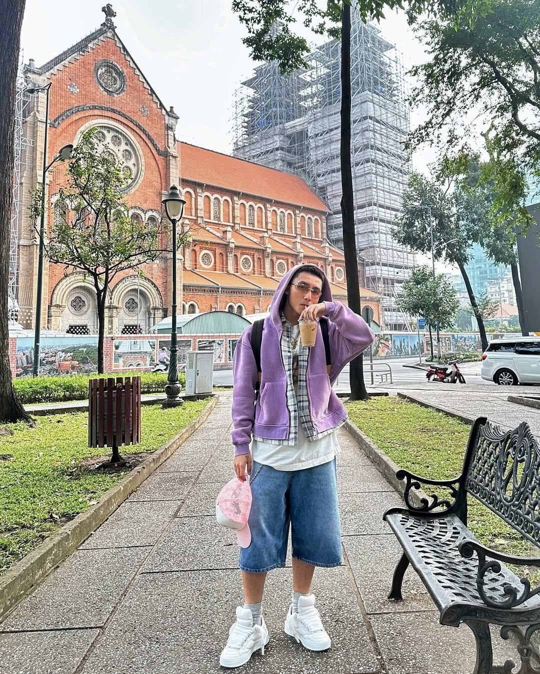 Sơn Tùng M-TP phối đồ cực chất với kiểu quần jeans kén người mặc - 12 Sơn Tùng M-TP phối đồ cực chất với kiểu quần jeans kén người mặc - 12