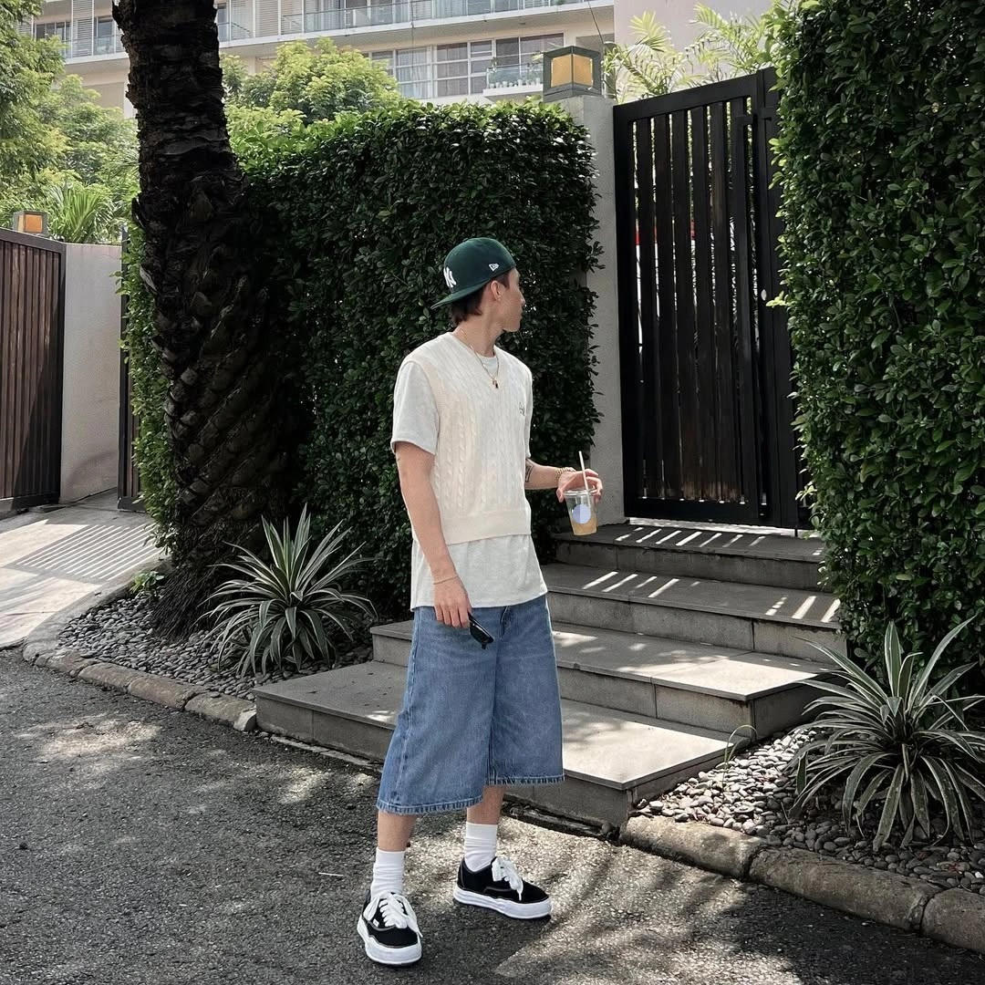 Sơn Tùng M-TP phối đồ cực chất với kiểu quần jeans kén người mặc - 13 Sơn Tùng M-TP phối đồ cực chất với kiểu quần jeans kén người mặc - 13