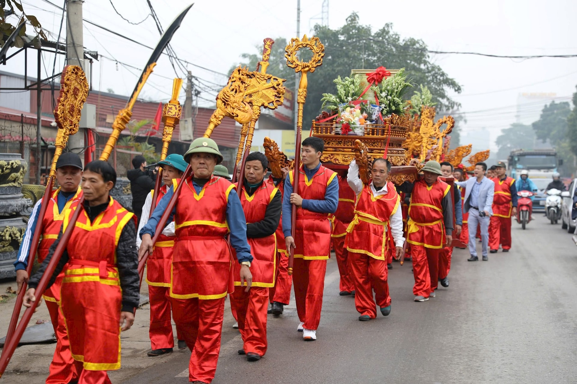 El festival incluye el ritual Cao Nieu, la veneración del Dios de la Agricultura, la recreación de