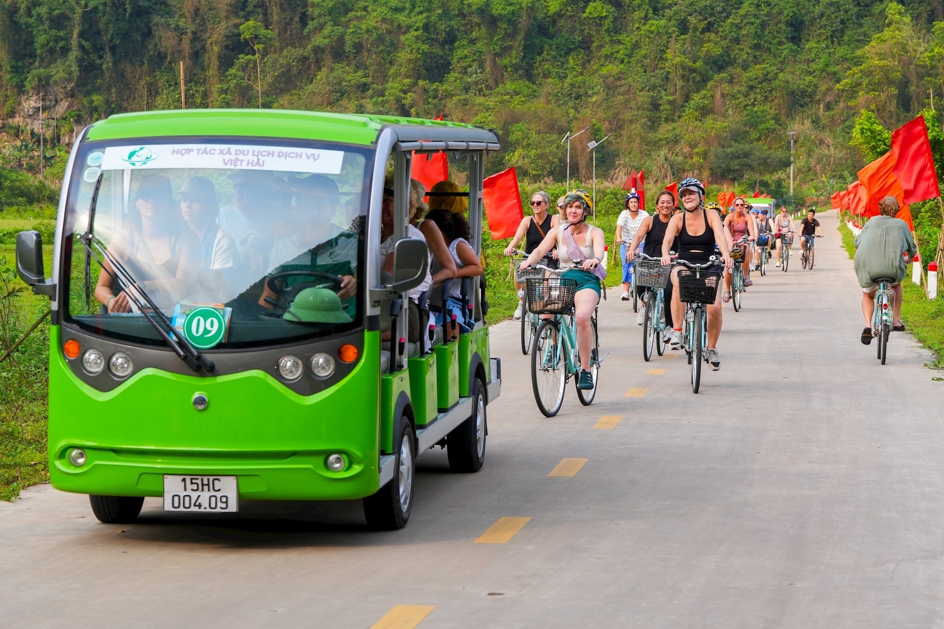 Turistas estrangeiros aproveitam passeios de bicicleta na vila de pescadores de Viet Hai, no distrito de Cat Hai, na cidade de Hai Phong.