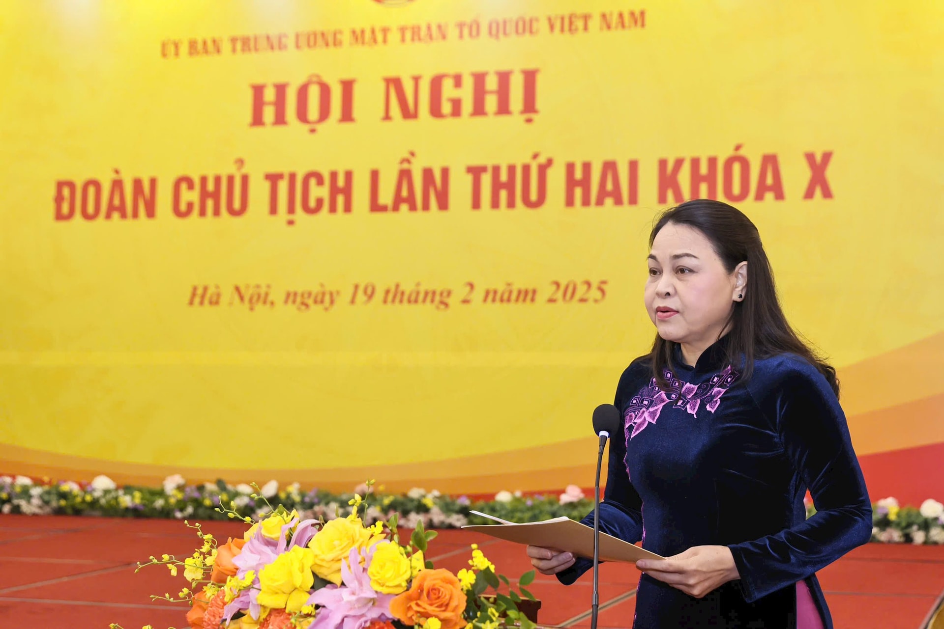 उपाध्यक्ष - महासचिव गुयेन थी थू हा ने वियतनाम फादरलैंड फ्रंट की केंद्रीय समिति, प्रेसीडियम और स्थायी समिति के संचालन नियमों पर राय मांगते हुए एक रिपोर्ट प्रस्तुत की, 10वाँ कार्यकाल, 2024 - 2029। फोटो: क्वांग विन्ह।