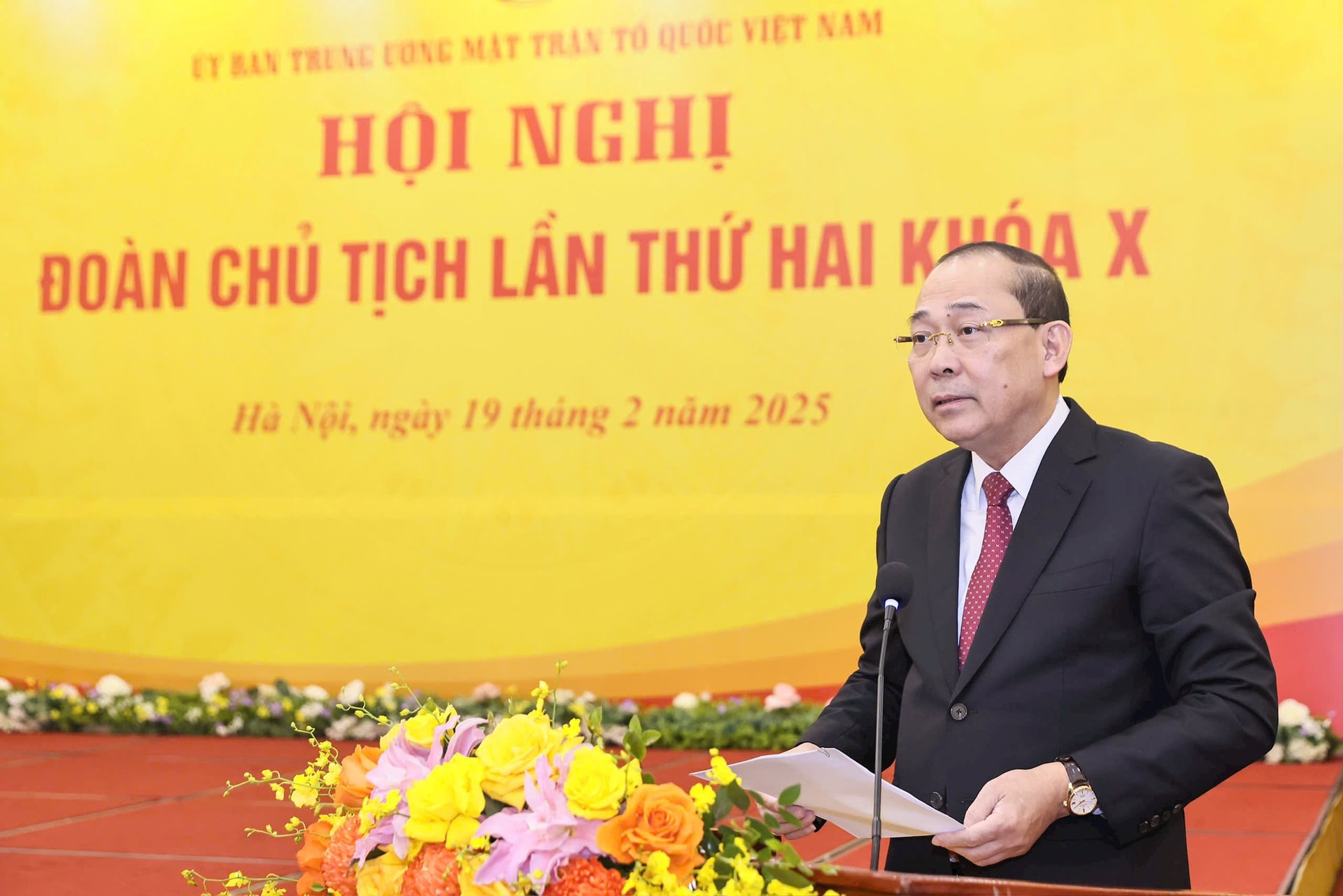 उपराष्ट्रपति होआंग कांग थुई ने वियतनाम फादरलैंड फ्रंट के प्रेसीडियम और केंद्रीय समिति के पूर्णकालिक कार्य कार्यक्रम, 10वें कार्यकाल, 2024-2029 पर राय मांगते हुए एक रिपोर्ट प्रस्तुत की। फोटो: क्वांग विन्ह।