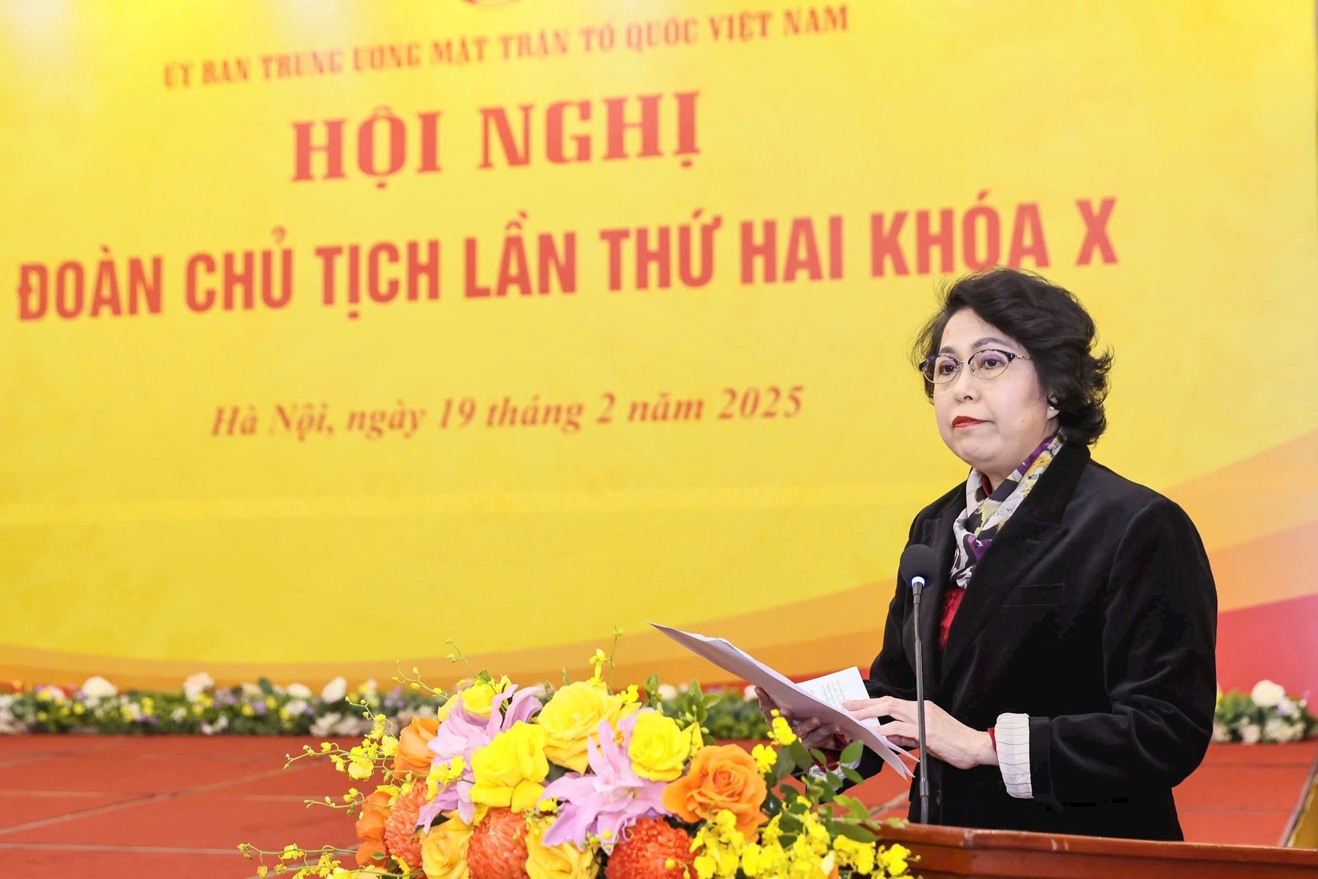 Místopředseda To Thi Bich Chau předložil zprávu o zřízení poradních sborů Ústředního výboru Vietnamské vlasti, 10. funkční období, 2024–2029. Foto: Quang Vinh.