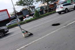 Xuất hiện hố sâu gần 1m trên Quốc lộ 51.jpg