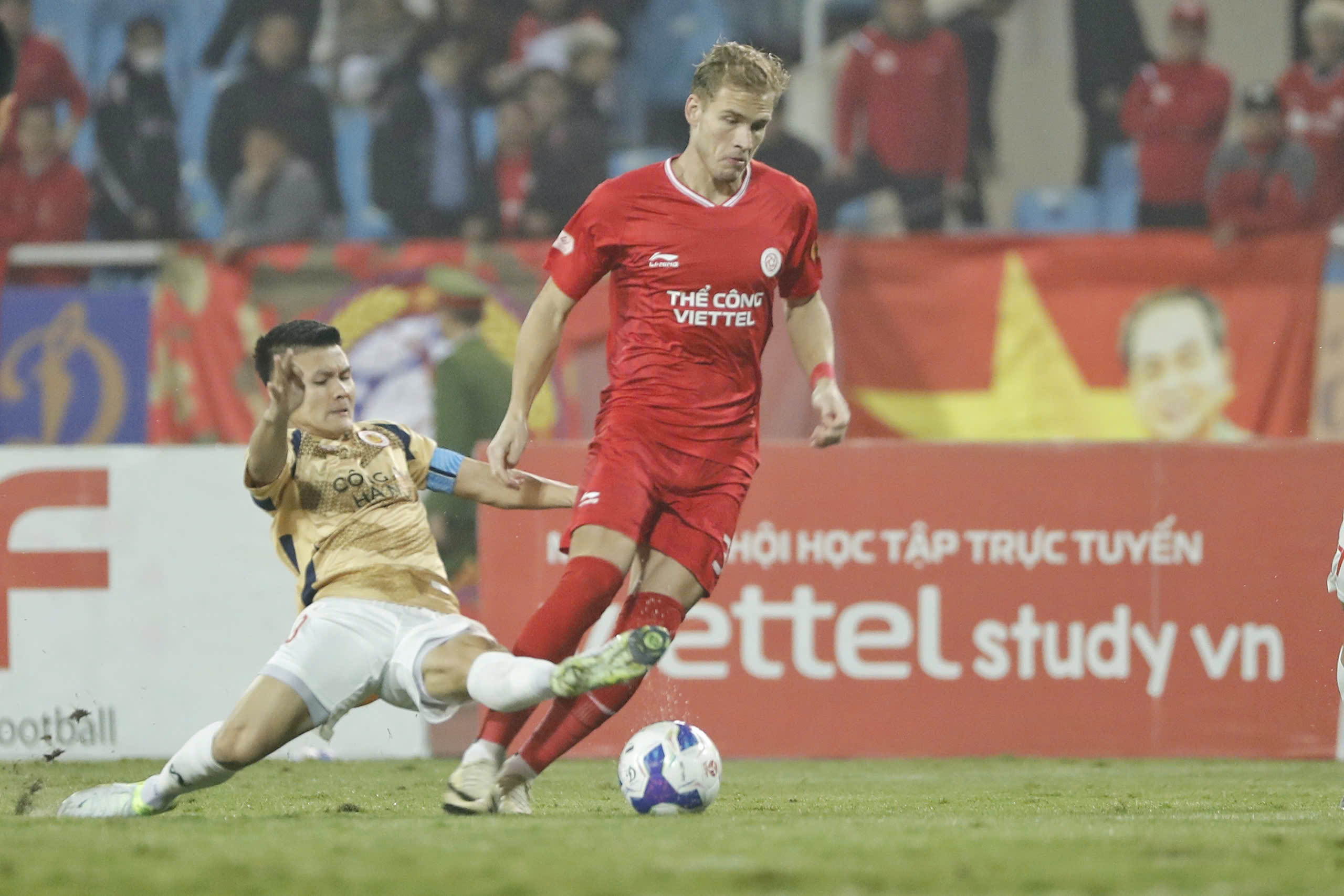 VAR និងគ្រូបង្វឹកក្រុងហាណូយថ្មីដើរទៅកាន់ Pleiku៖ ការប្រឈមមុខដ៏ក្តៅគគុកជាមួយ HAGL! - រូបថត ៥. VAR và tân HLV Hà Nội cùng hành quân lên Pleiku: Cuộc chạm trán HAGL cực nóng!- Ảnh 5.