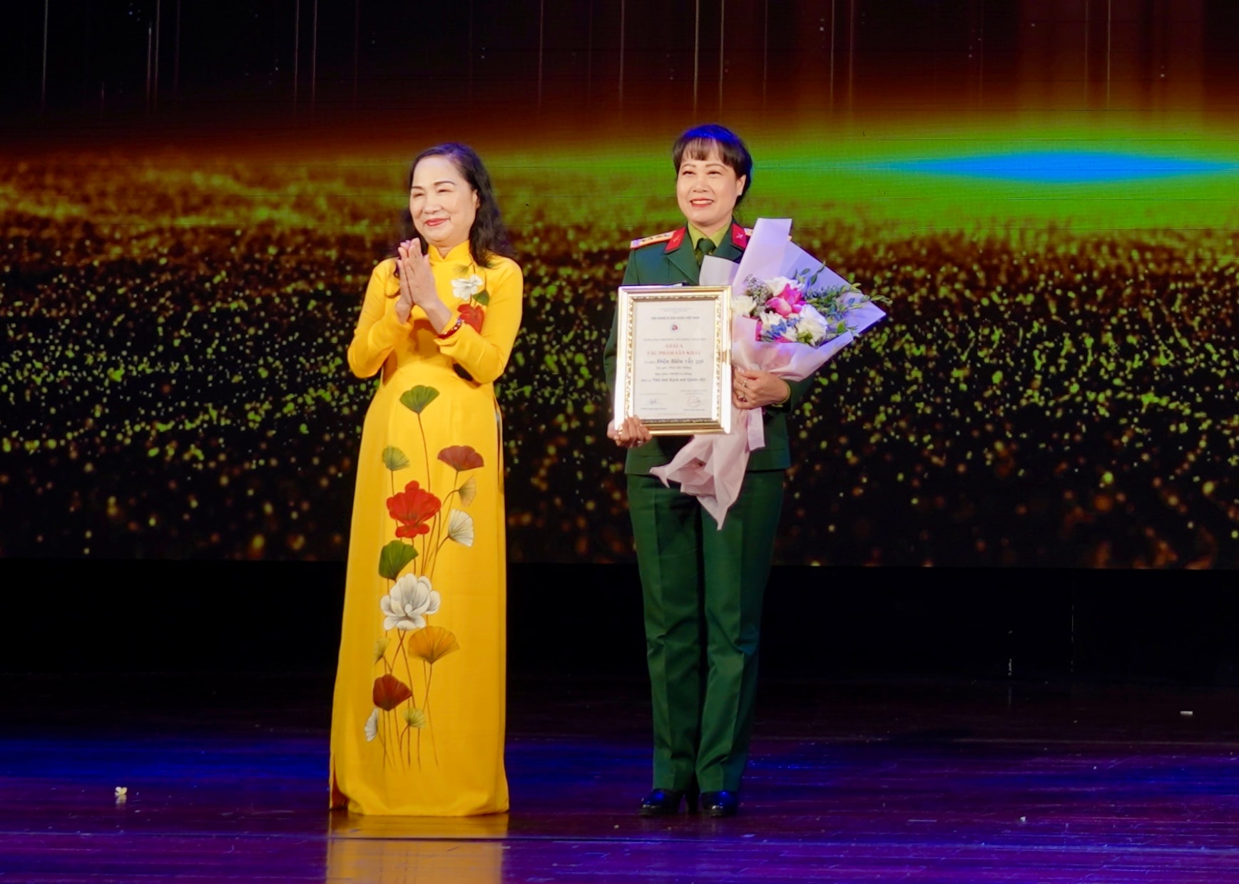 Pemberian Penghargaan Panggung Vietnam 2024 - Foto 2. Trao Giải thưởng sân khấu Việt Nam năm 2024 - Ảnh 2.