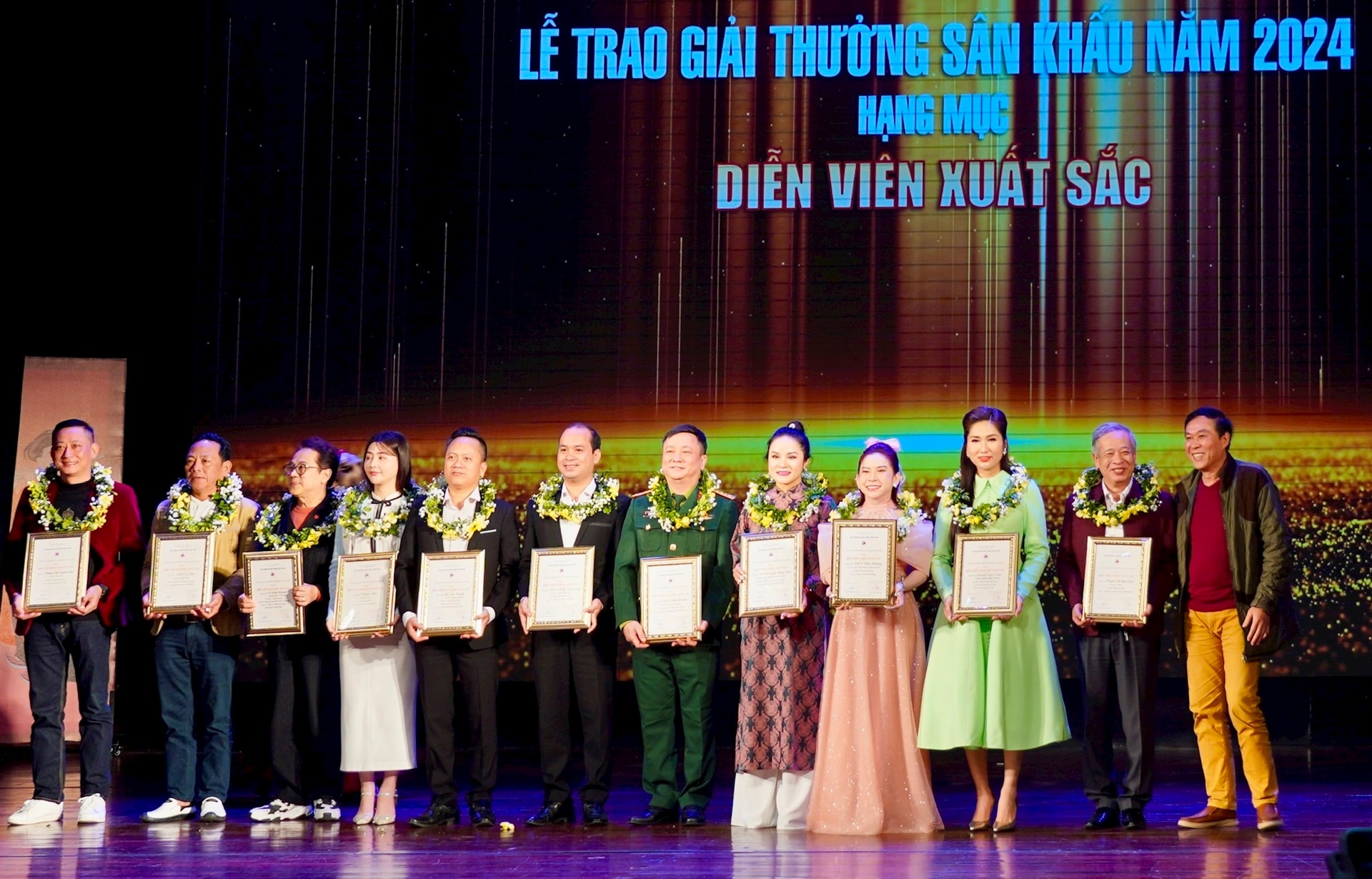 Pemberian Penghargaan Panggung Vietnam 2024 - Foto 3. Trao Giải thưởng sân khấu Việt Nam năm 2024 - Ảnh 3.