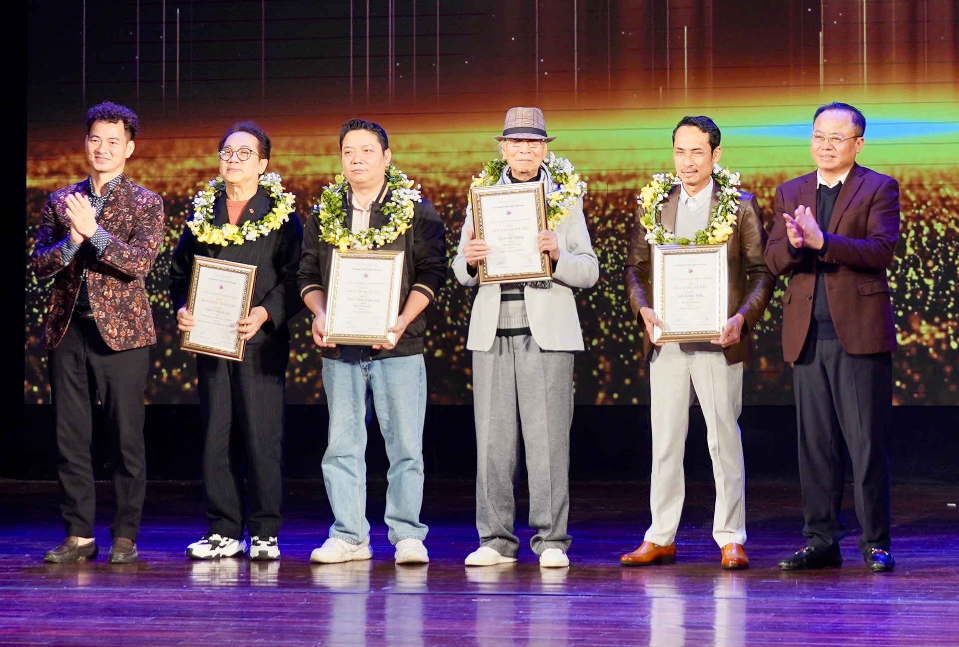 Pemberian Penghargaan Panggung Vietnam 2024 - Foto 4. Trao Giải thưởng sân khấu Việt Nam năm 2024 - Ảnh 4.