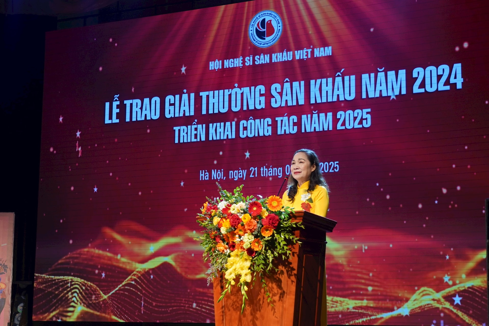 Pemberian Penghargaan Panggung Vietnam 2024 - Foto 5. Trao Giải thưởng sân khấu Việt Nam năm 2024 - Ảnh 5.