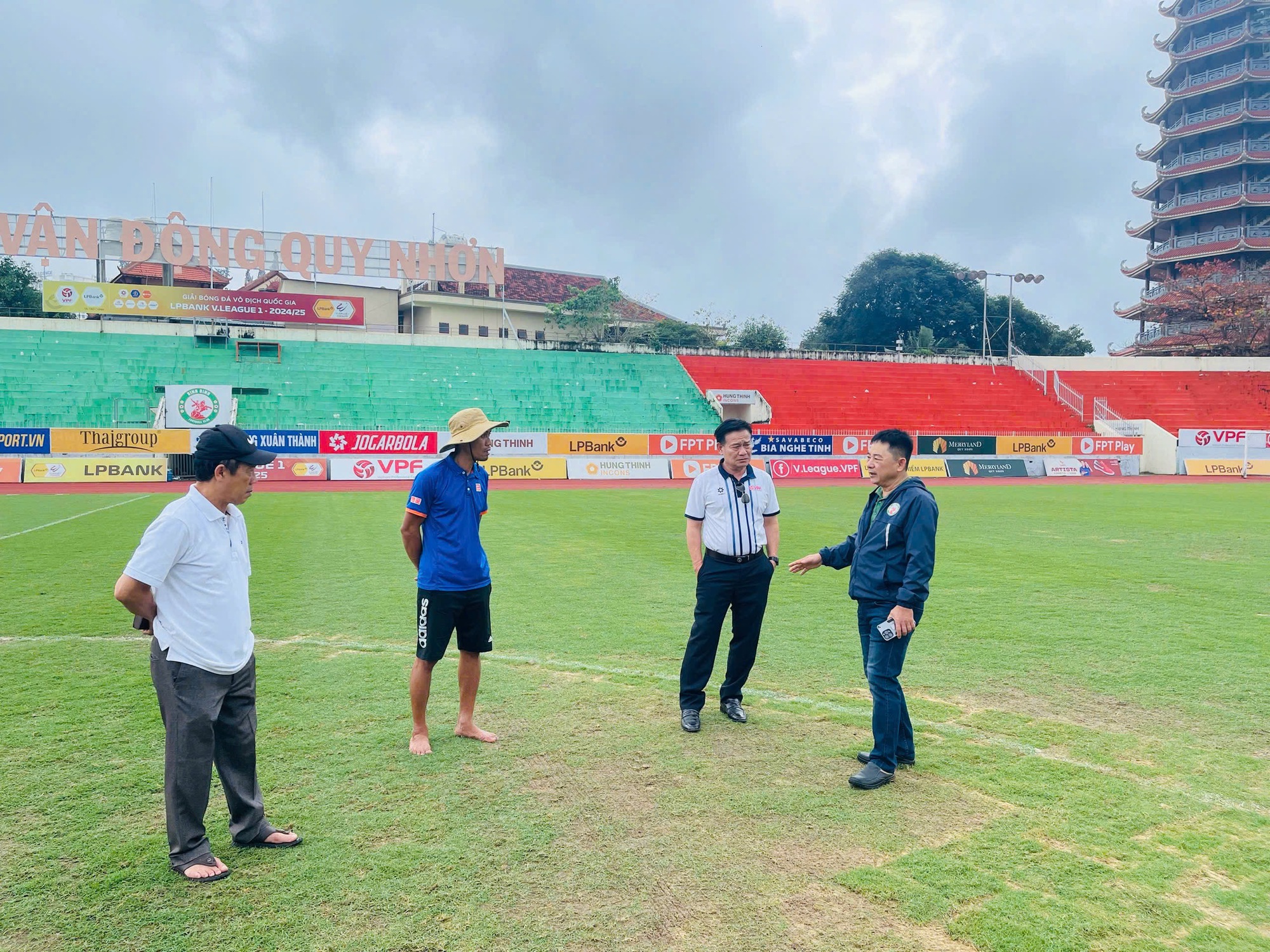 Permukaan lapangan Quy Nhon masih belum memenuhi persyaratan, Klub Binh Dinh khawatir - Foto 2. Mặt sân Quy Nhơn vẫn chưa đạt yêu cầu, CLB Bình Định lo ngay ngáy - Ảnh 2.