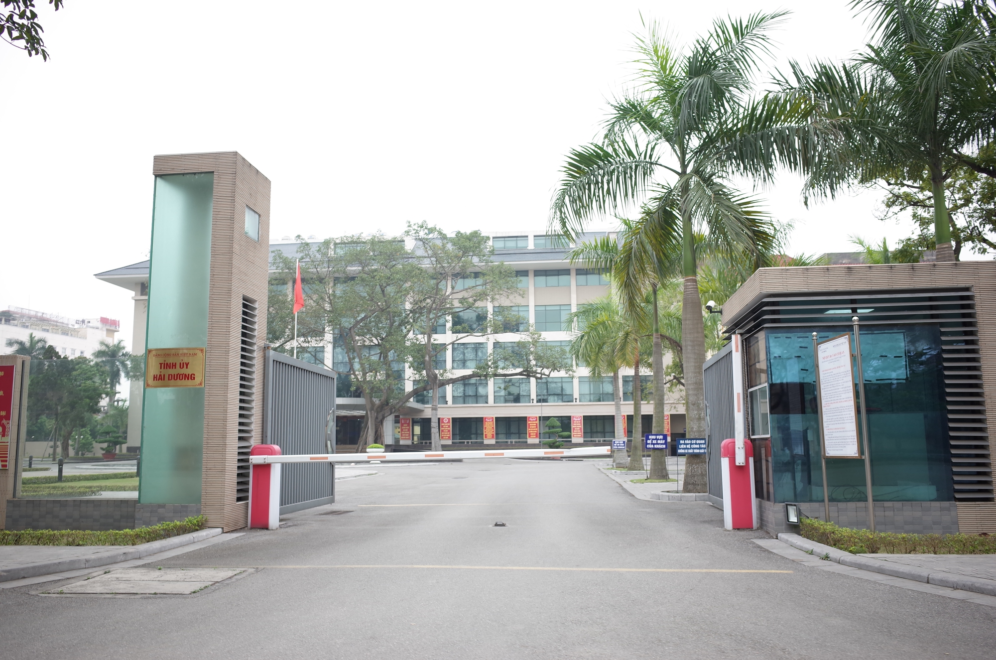 5 fonctionnaires sous la direction du Comité permanent du Parti provincial ont demandé une retraite anticipée - Photo 1. 5 cán bộ diện Ban Thường vụ Tỉnh uỷ quản lý xin nghỉ hưu trước tuổi- Ảnh 1.