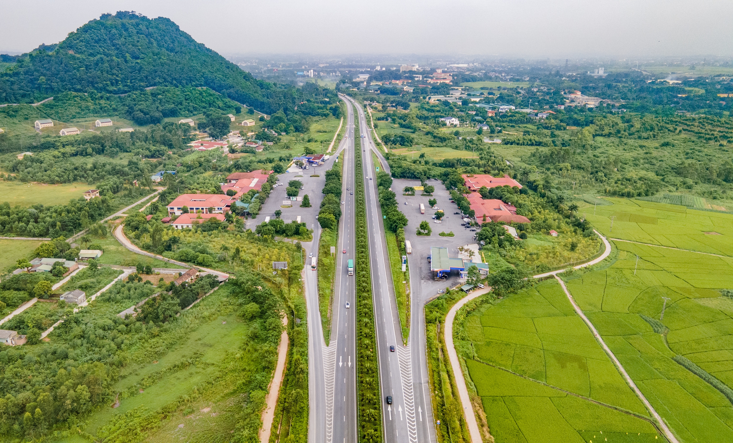 Periodiska reparationer på många delar av motorvägen Noi Bai - Lao Cai i slutet av februari 2025 - Foto 1. Cuối tháng 2/2025 sửa chữa định kỳ nhiều đoạn tuyến cao tốc Nội Bài - Lào Cai- Ảnh 1.