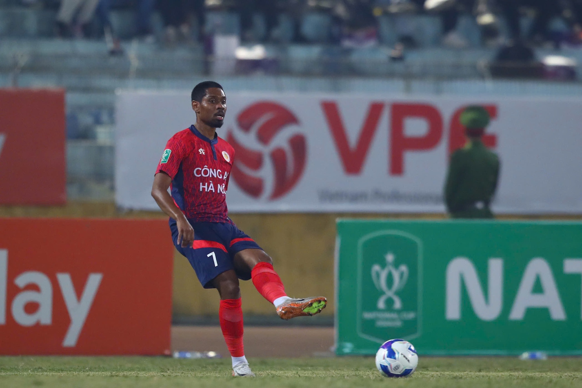 ប្រព័ន្ធផ្សព្វផ្សាយអាស៊ីអាគ្នេយ៍ព្រួយបារម្ភ៖ ក្រុមវៀតណាមហៀបនឹងដុះស្លាបដូចខ្លា! - រូបថត ១. Truyền thông Đông Nam Á lo ngại: Đội tuyển Việt Nam sắp như hổ mọc thêm cánh!
- Ảnh 1.