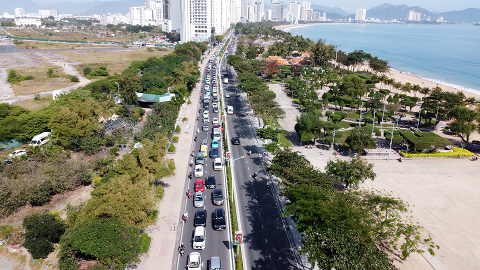 Dòng người nối đuôi đến các điểm vui chơi giải trí khu vực phía Nam thành phố Nha Trang.