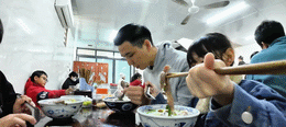 แขกชาวญี่ปุ่นทานเฝอข้างนอกในฮานอย 1.gif