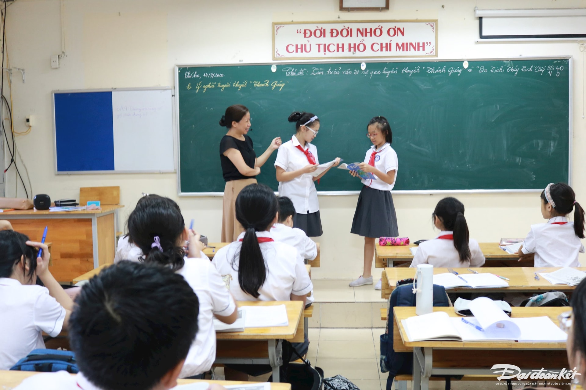 Kelas guru dan pelajar di Sekolah Menengah Chu Van An (Hanoi).