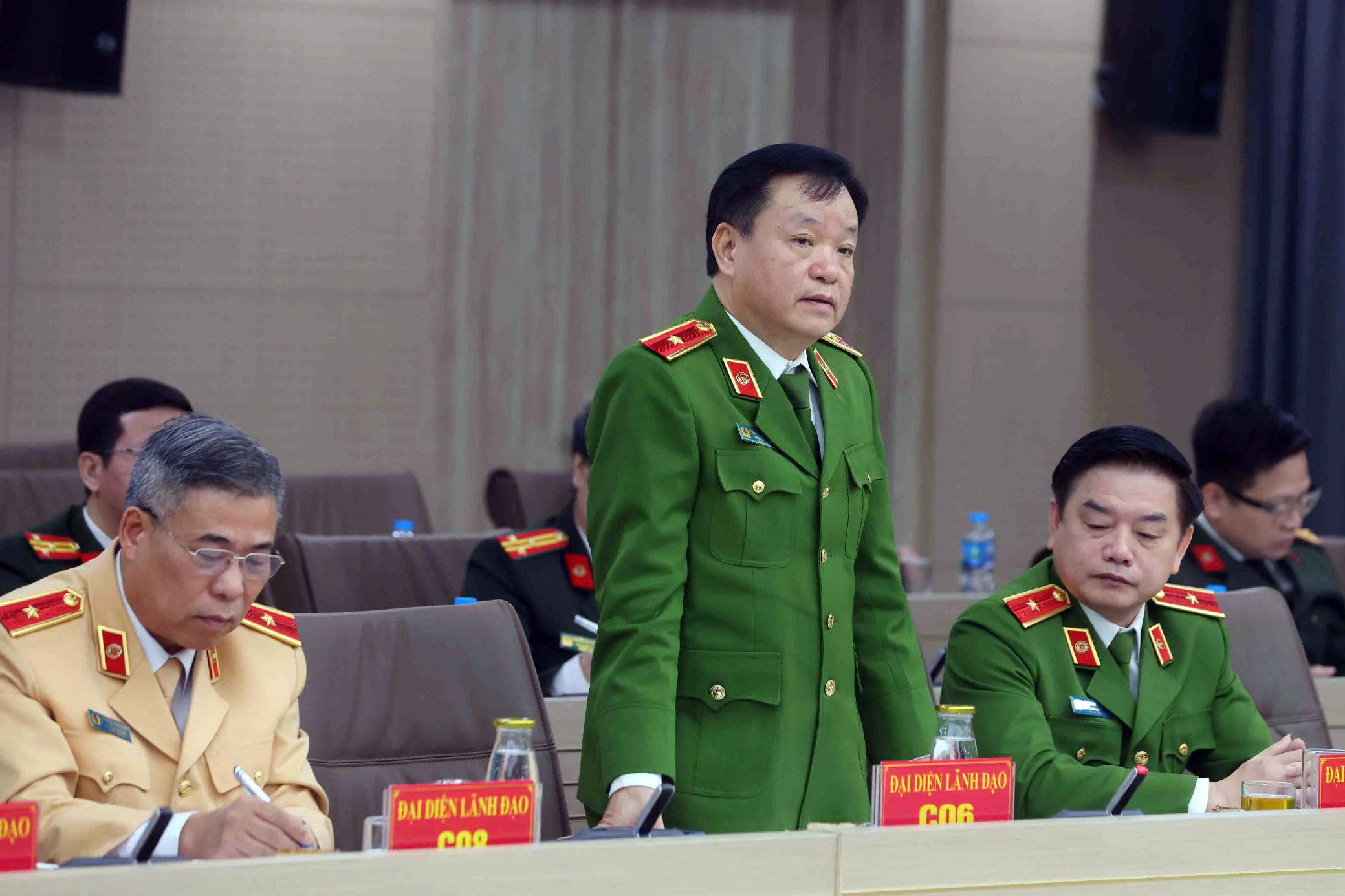 Kde získat občanský průkaz, když od 1. března již nebude existovat obvodní policejní stanice? - Foto 1. Làm thẻ căn cước ở đâu khi không còn công an cấp huyện từ 1/3?- Ảnh 1.