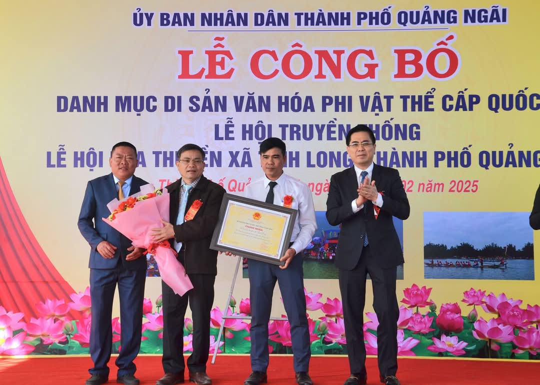 Festival balap perahu di sungai Tra Khuc menjadi warisan budaya takbenda nasional - Foto 1. Lễ hội đua thuyền trên sông Trà Khúc trở thành di sản văn hóa phi vật thể quốc gia- Ảnh 1.