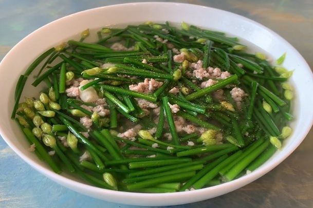 Las verduras de primavera son muy buenas para combatir la inflamación y prevenir enfermedades óseas y articulares. Los vietnamitas deberían consumirlas para prolongar su vida (Foto 2). Loại rau mùa xuân giúp kháng viêm và phòng bệnh xương khớp cực tốt, người Việt nên ăn để kéo dài tuổi thọ - Ảnh 2.