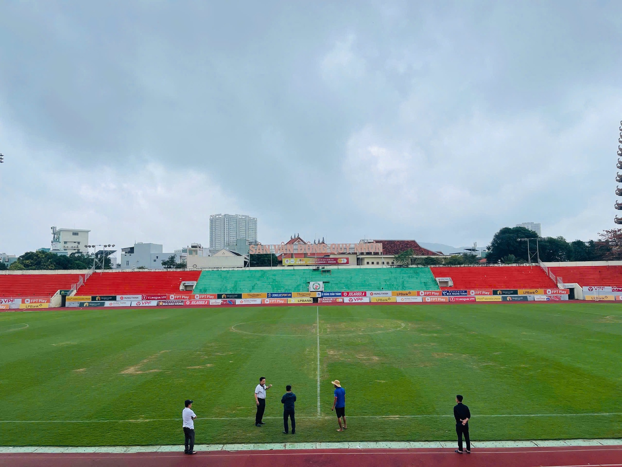 Permukaan lapangan Quy Nhon masih belum memenuhi persyaratan, Klub Binh Dinh khawatir - Foto 1. Mặt sân Quy Nhơn vẫn chưa đạt yêu cầu, CLB Bình Định lo ngay ngáy - Ảnh 1.