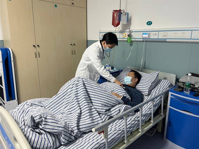 ຜູ້ຊາຍໄວ 63 ປີນ້ຳຕາໄຫລເມື່ອຮູ້ວ່າລາວເປັນມະເຮັງກະເພາະອາຫານທີ່ສຸດຈາກການກິນອາຫານທີ່ລາວມັກ - ຮູບ 2. Người đàn ông 63 tuổi bật khóc khi biết mắc ung thư dạ dày giai đoạn cuối từ sở thích ăn món ăn khoái khẩu- Ảnh 2.