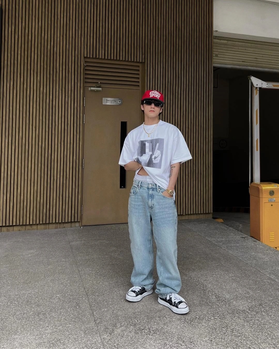 Sơn Tùng M-TP phối đồ cực chất với kiểu quần jeans kén người mặc - 6 Sơn Tùng M-TP phối đồ cực chất với kiểu quần jeans kén người mặc - 6
