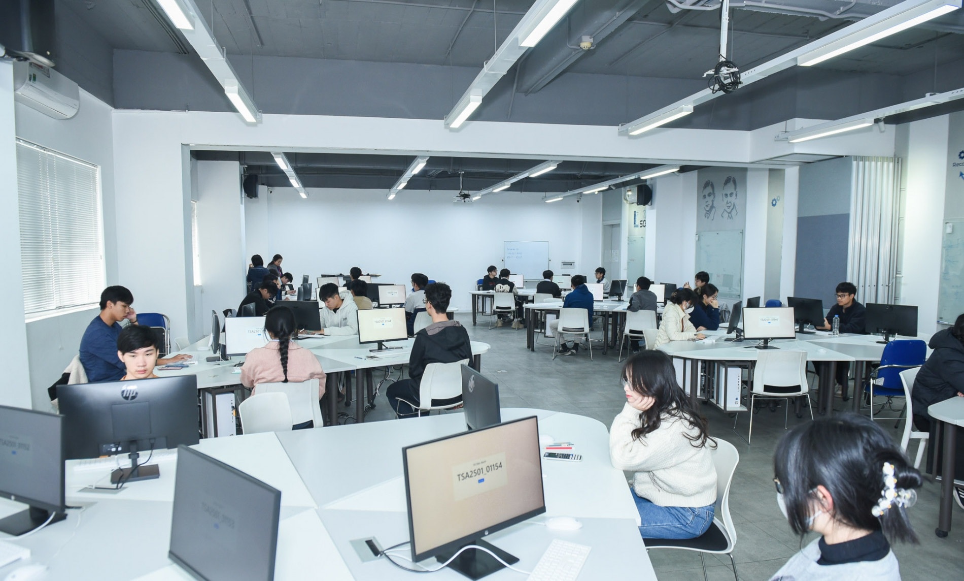 ハノイ工科大学で思考力評価テストを受ける受験者たち。写真:NTCC