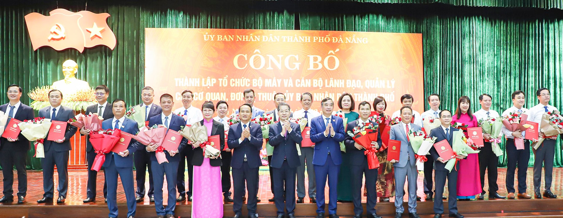 El secretario del Comité del Partido de la Ciudad de Da Nang, Nguyen Van Quang; el subsecretario permanente del Comité del Partido de la Ciudad de Da Nang; el secretario del Comité del Partido de las Agencias del Partido de la Ciudad, Nguyen Dinh Vinh; y el presidente del Comité Popular de la Ciudad de Da Nang, Le Trung Chinh, felicitaron al personal clave recién nombrado. Foto: Departamento del Interior de Da Nang.