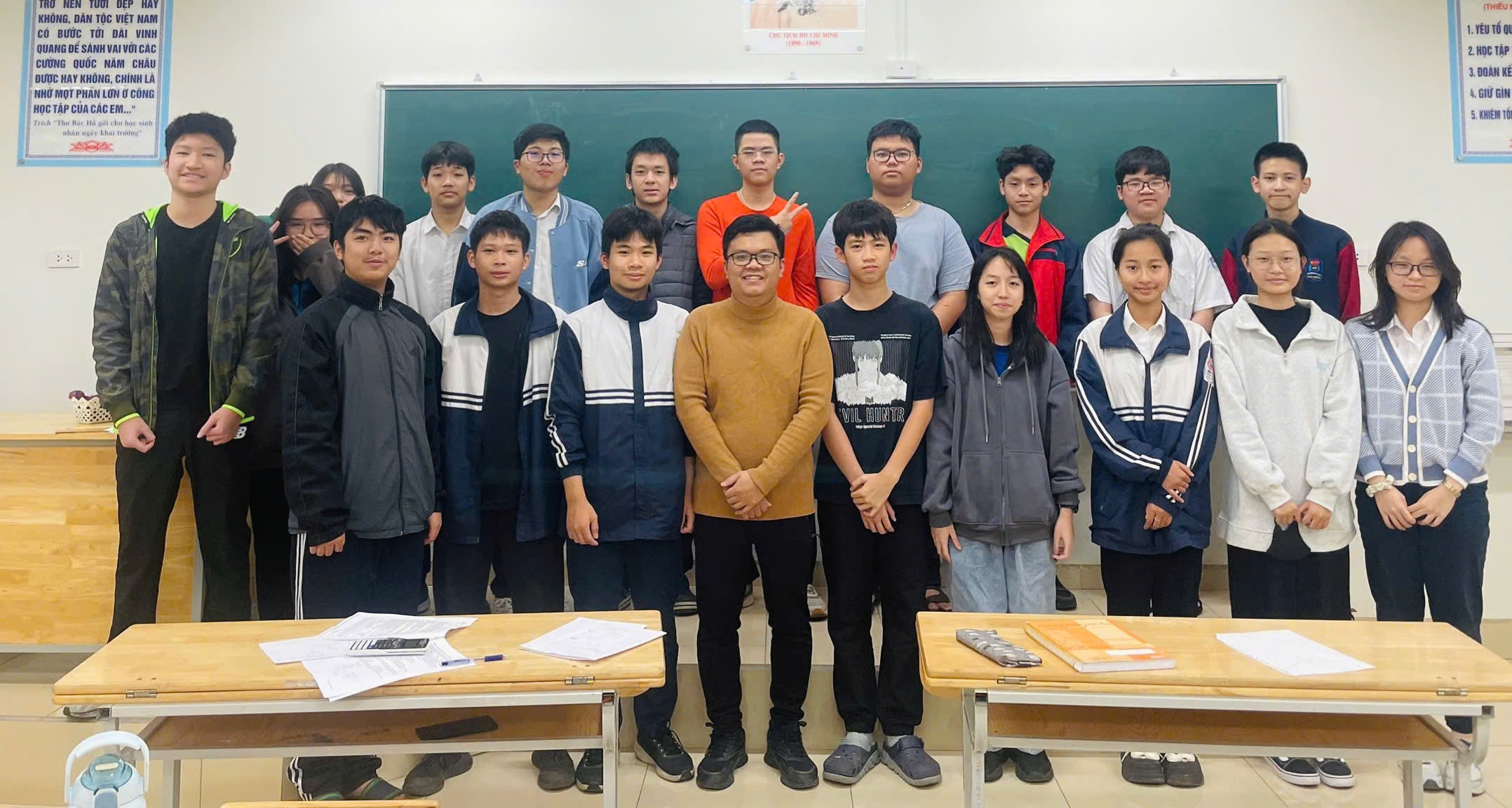 9x lärare leker varulv med elever för att designa unika lärverktyg - 1 Thầy giáo 9x chơi ma sói cùng trò để thiết kế bộ dụng cụ học tập độc đáo - 1