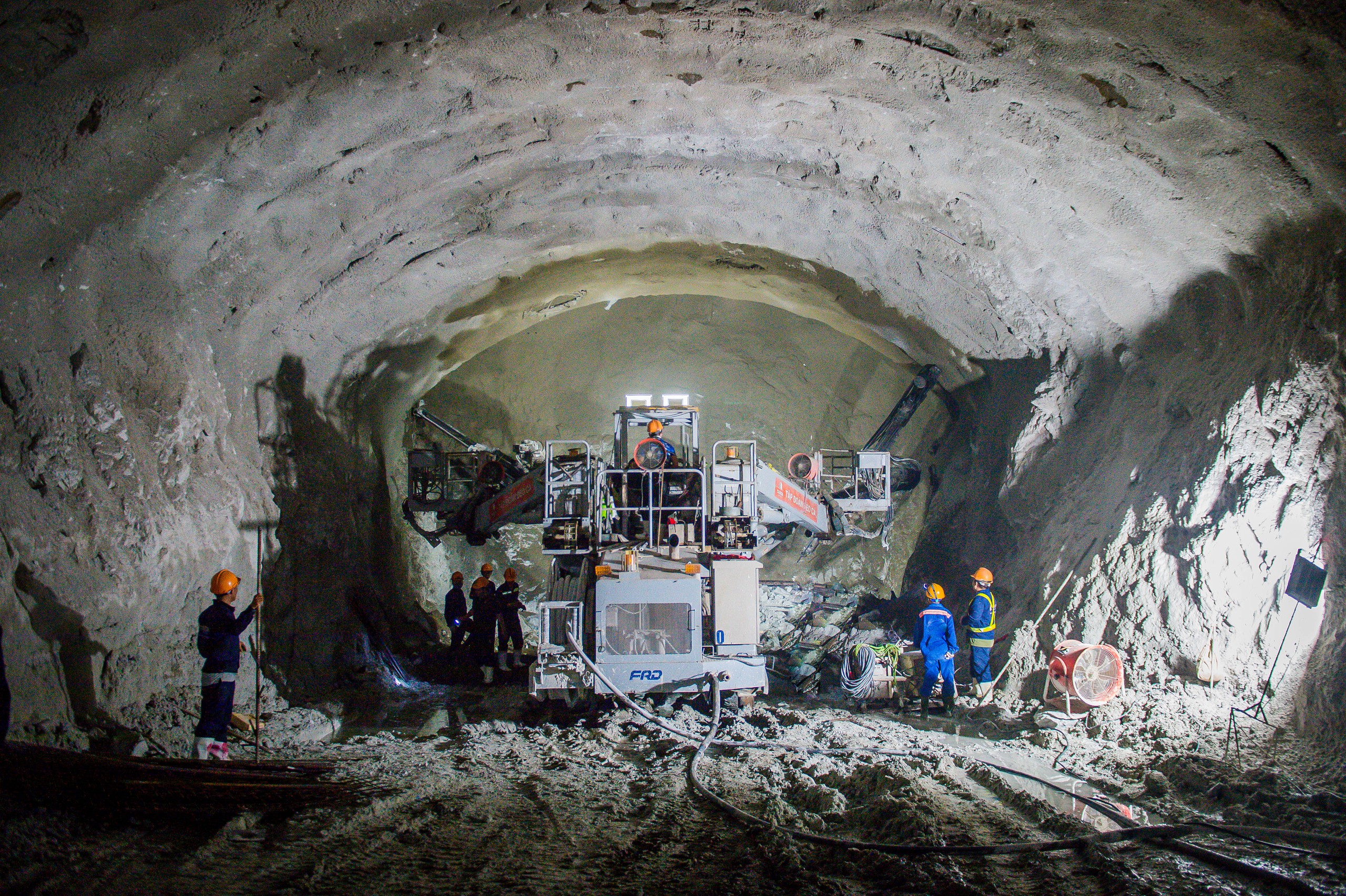 Nejdelší horský tunel severojižní dálnice, fáze 2, bude otevřen koncem března 2025 - Foto 1. Thông hầm xuyên núi dài nhất cao tốc Bắc - Nam giai đoạn 2 vào cuối tháng 3/2025- Ảnh 1.