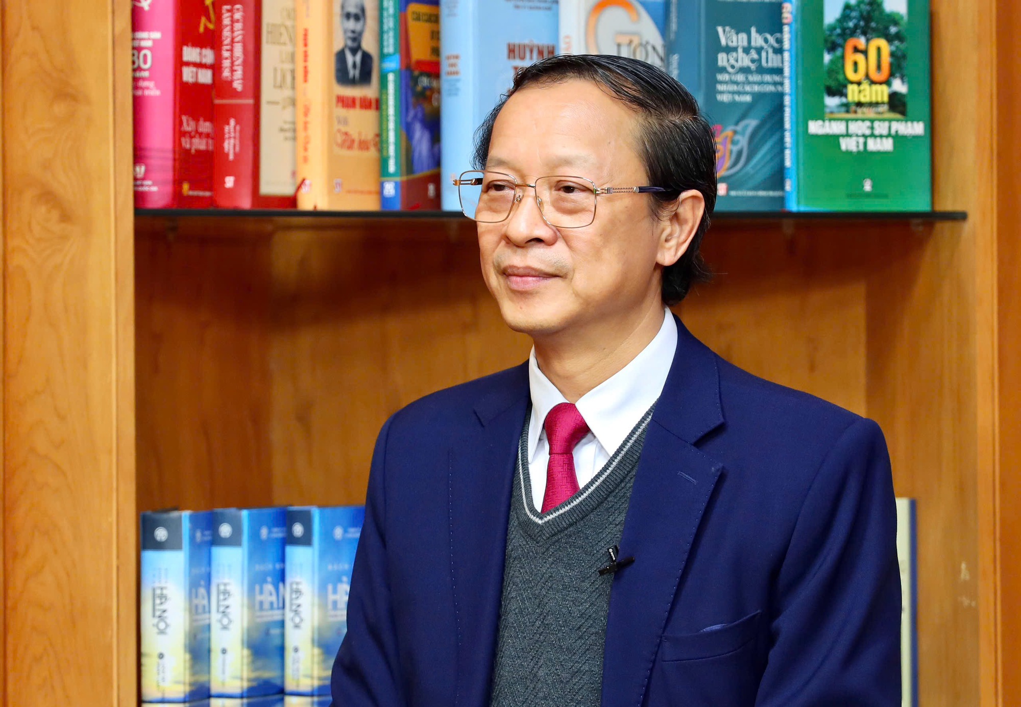 Deputy Minister of Education and Training talks about solutions to implement new regulations on extra teaching - Photo 1. Thứ trưởng Bộ GD-ĐT nói giải pháp thực hiện quy định mới về dạy thêm - Ảnh 1.