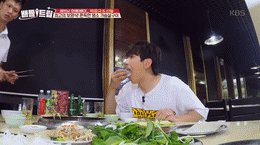 Convidados coreanos comem comida deliciosa.gif